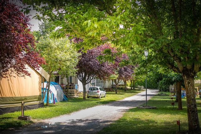 Soleil des Bastides allée camping