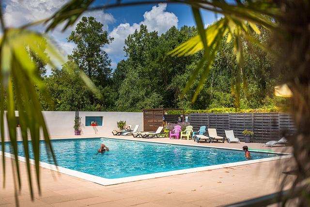 Soleil des Bastides piscine couple