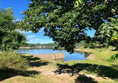 Aire Natruelle des Rives du Laouzas vue lac