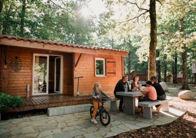 Chalets de la Bessière chalet bois repas famille terrasse