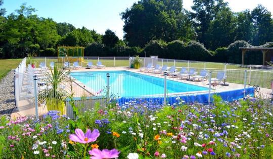 Les Pommiers d' Aiguelèze piscine fleurie