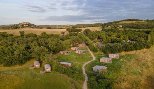 Huttopia Pays de Cordes sur Ciel_Vindrac-Alayracue globale camping avec vue sur cité de Cordes