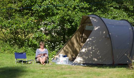 Camping en tente famille ou couple nature et repos Camping tente lecture et repos au soleil