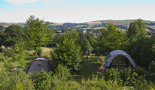 Camping en tente pleine nature repos et détente Camping avec deux tentes panorama grands espaces