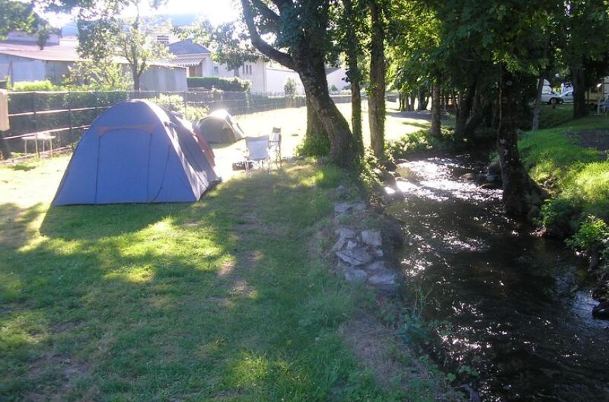 Camping de la Lande tente au  bord de l'eau