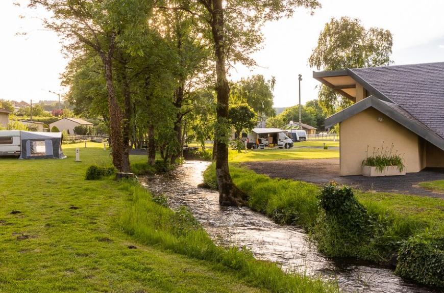 Camping de La Lande au bord du ruisseau