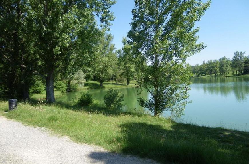 Camping Municipal Les Auzerals bord de lac