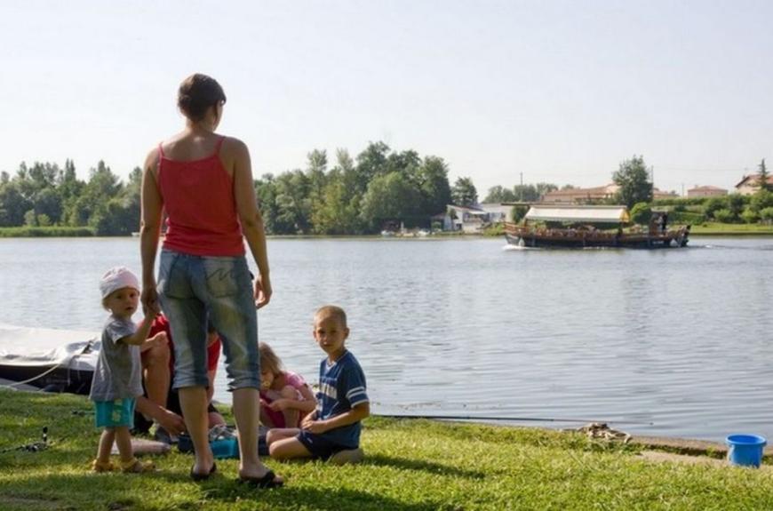 Chalets du Lac enfants bords de rivière gabarre