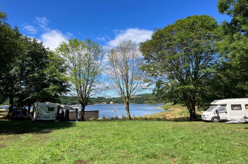 Aire Natruelle des Rives du Laouzas emplacements vue sur lac