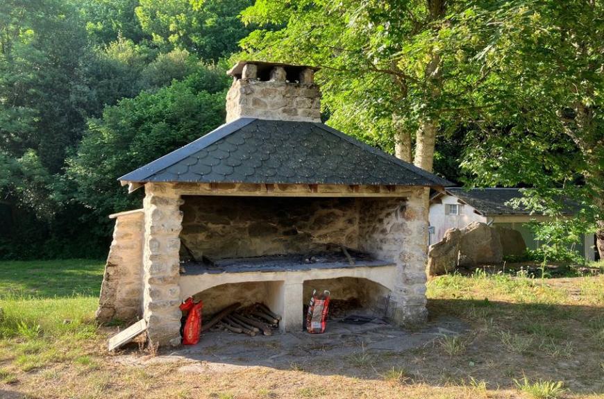 Aire Natruelle des Rives du Laouzas barbecue