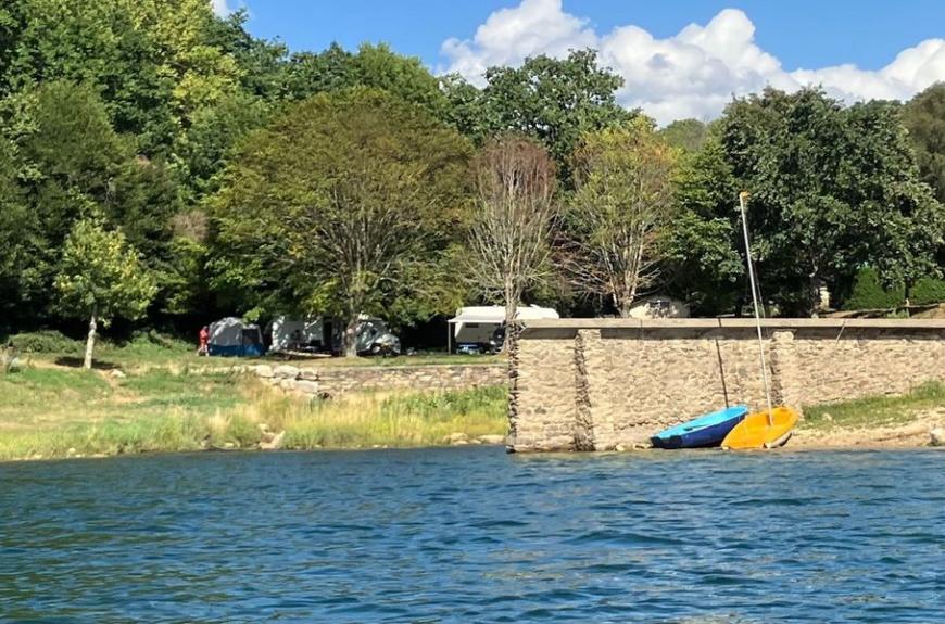 Aire Natruelle des Rives du Laouzas vue sur lac