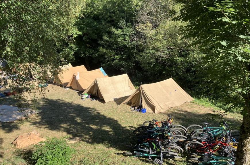 Aire Natruelle des Rives du Laouzas tentes colonie