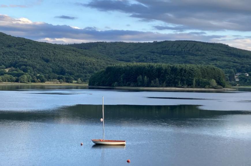 PRL des Rives du Lac du Laouzas lac bateau