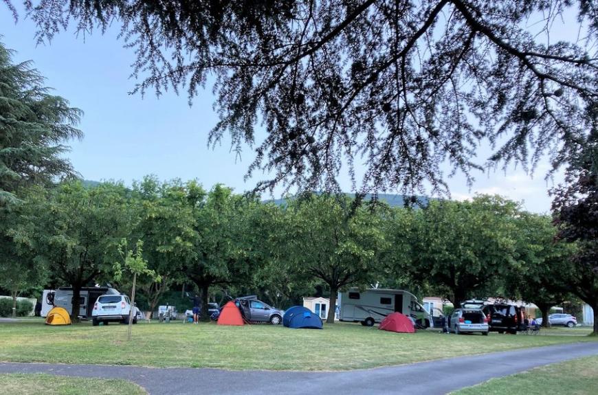 Camping Vallée du Thoré emplacements ombragés tentes