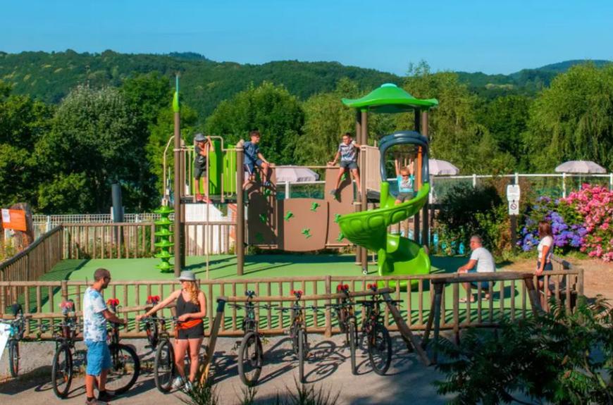 Camping Tohapi Rieumontagné aire de jeux