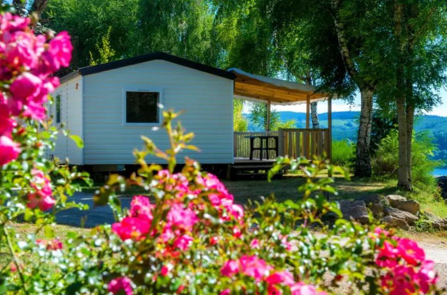 Camping Tohapi Rieumontagné mobile home avec terrasse