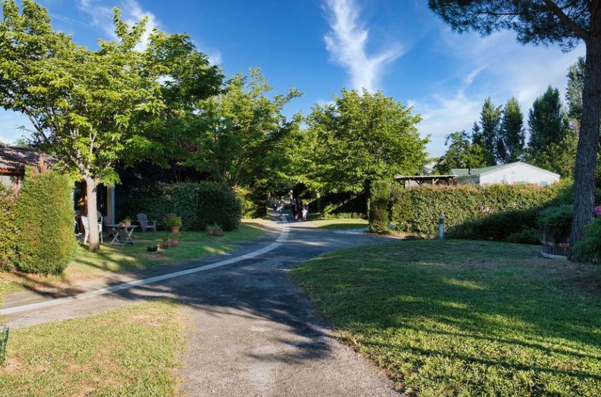 Les Chalets de Gaillac entrée verdure