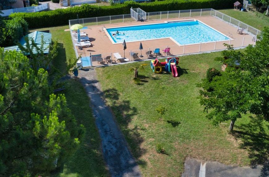 Les Chalets de Gaillac piscine et espaces verts