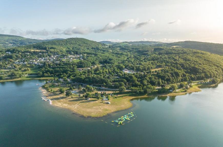 Camping Marvilla Parks Rieumontagné vue lac et base de loisirs