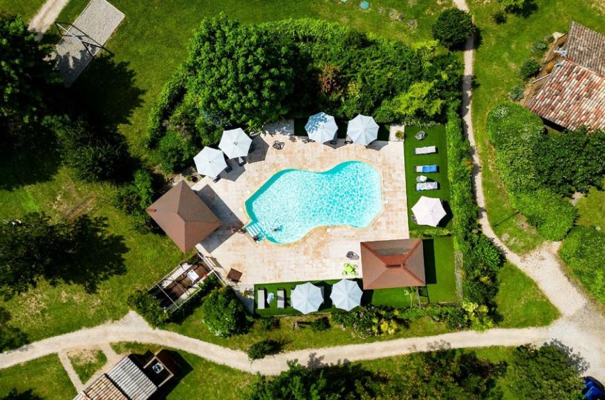 Chalets de Fiolles piscine vue du ciel