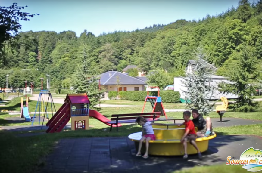 Camping des Sources Chaudes aire de jeux