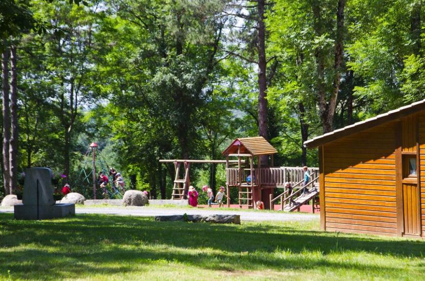 Les Chalets de la Bessière chalets en forêt