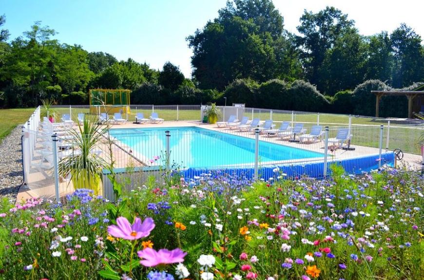 Les Pommiers d' Aiguelèze piscine fleurie