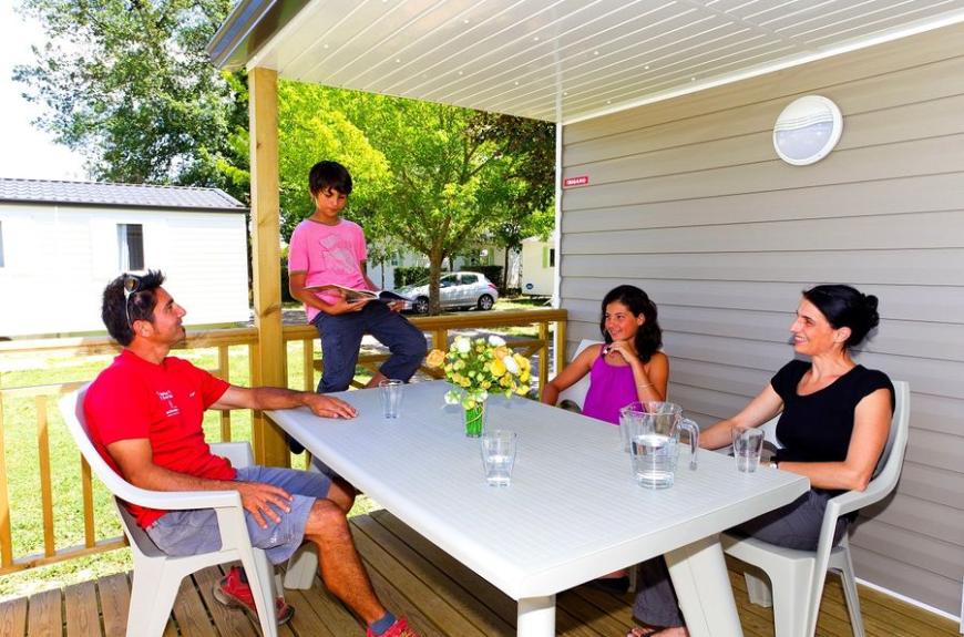 Les Pommiers d' Aiguelèze famille en terrasse