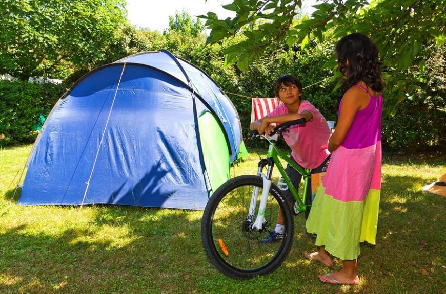 Les Pommiers d' Aiguelèze tente et enfants