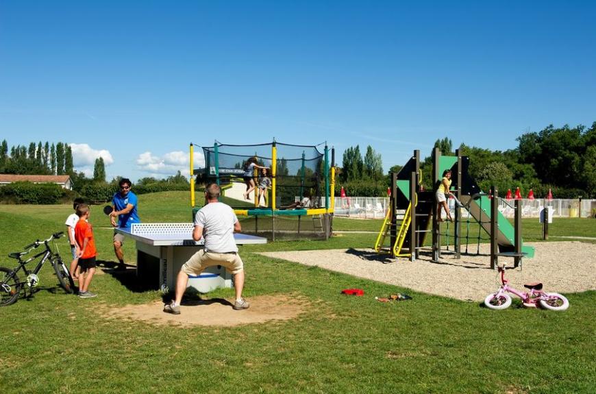 Les Pommiers d' Aiguelèze jeux enfants