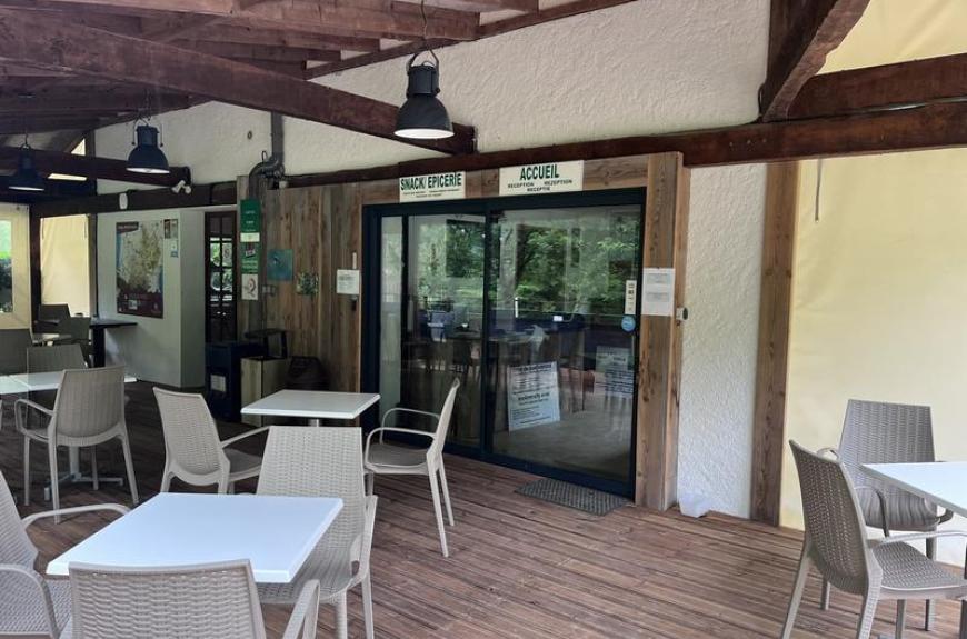 Camping La Prade accueil terrasse