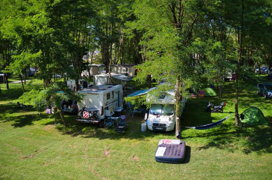 camping l'amitié au bord de l'eau Trébas-Tarn-camping vert-camping ombragé rivière