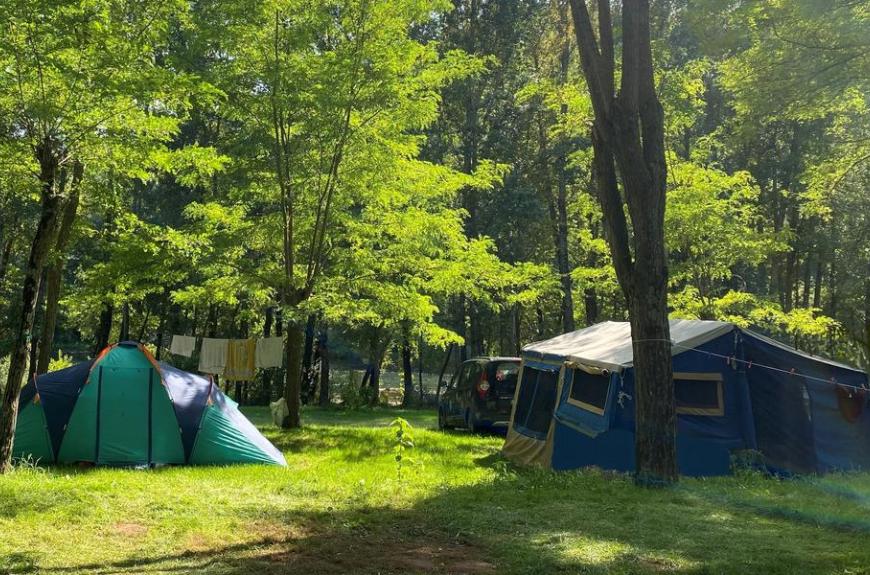 camping l'amitié au bord de l'eau Trébas-Tarn-emplacement tente et caravane-nature-sous les arbres