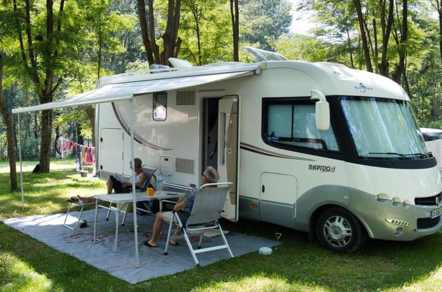 camping l'amitié au bord de l'eau Trébas-Tarn-accueil van-camping car-nature-sous les arbres-repos