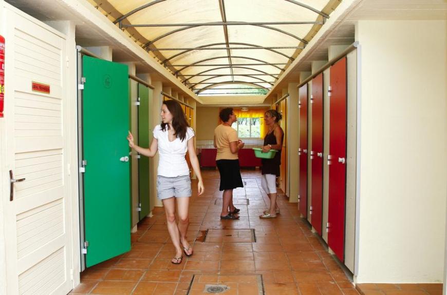 camping l'amitié au bord de l'eau Trébas-Tarn-blocs sanitaires