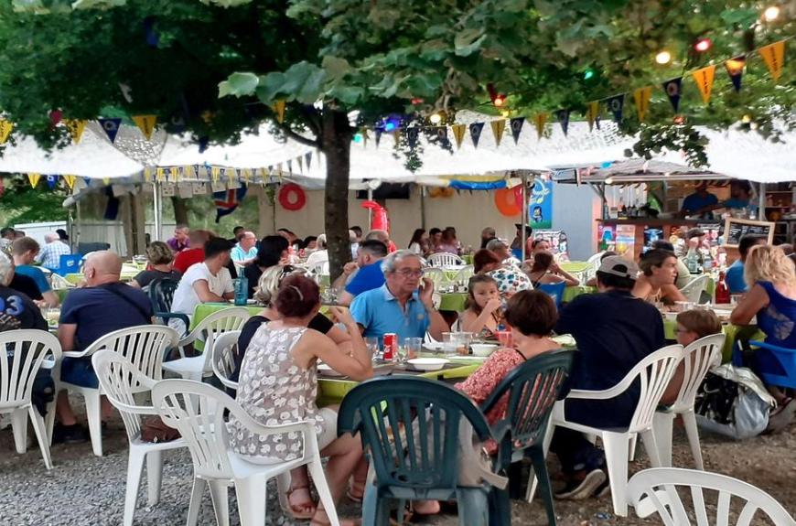 camping l'amitié Trébas-Tarn-restaurant la Guinguette de Trébas au bord de l'eau-terrasse ombragée accès pmr ambiance soirée cocktails café glacier brasserie musique marché producteurs