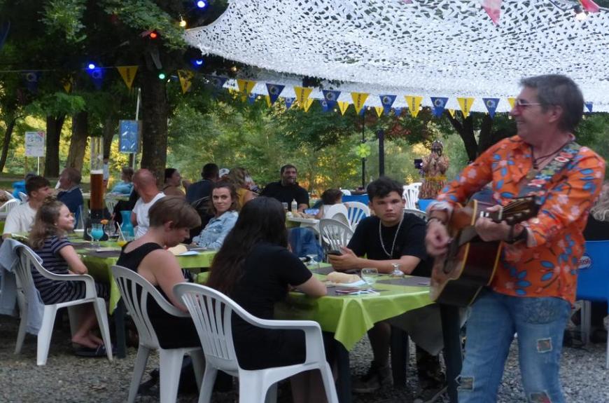 camping l'amitié Trébas#Tarn#restaurant la Guinguette au bord de l'eau-terrasse-ambiance-soirée#musique#été#juillet#août