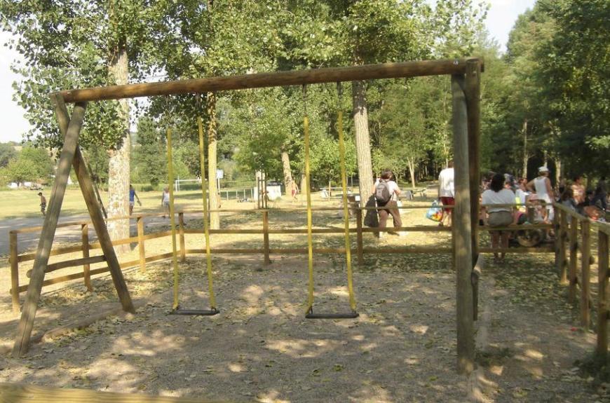 camping l'amitié au bord de l'eau Trébas-Tarn-aire de jeux enfants-famille-plage de Trébas-base de loisirs-terrain multisports