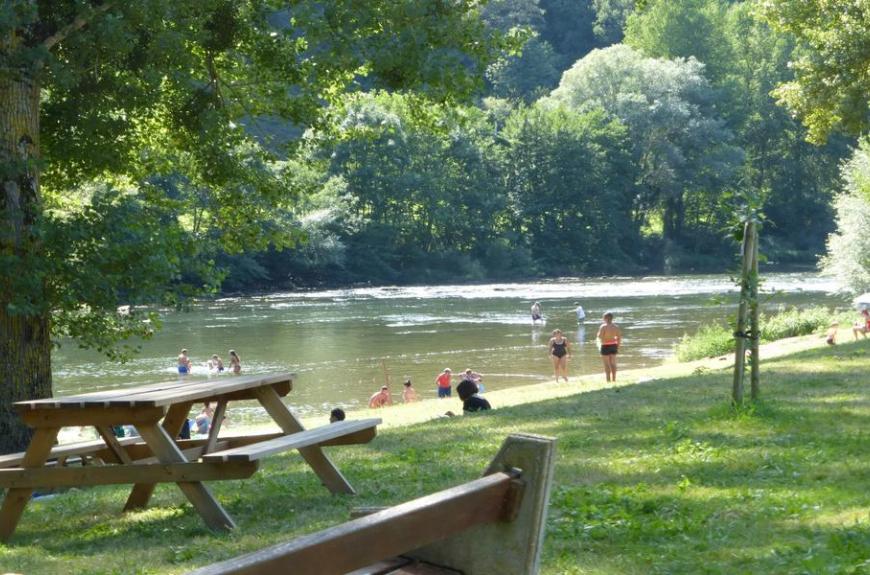 camping l'amitié au bord de l'eau Trébas Tarn-snack-parc jeux gonflables l'oasis Trébas Tarn-vacances-plage Trébas-famille-enfants pavillon bleu-baignade-eau vive-sport rivière-pêche-pique nique-barbecue