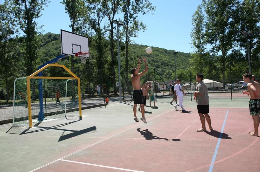 camping l'amitié au bord de l'eau Trébas Tarn-pétanque au village-concours pétanque devant Restaurant La Guinguette de Trébas-base loisirs terrain multi sports-snack glacier bar