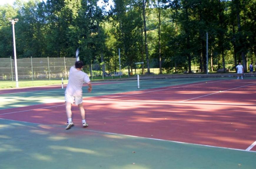 camping l'amitié au bord de l'eau Trébas-Tarn-tennis-terrain de tennis-base de loisirs-aire jeux d'enfants-parc enfants-nature-jeux gonflables l'Oasis de Trébas