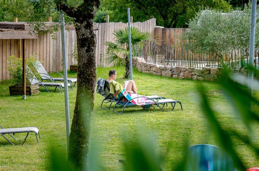 Camping Domaine du Chêne Vert_Castelnau-de-Montmiral terrasse tranquille
