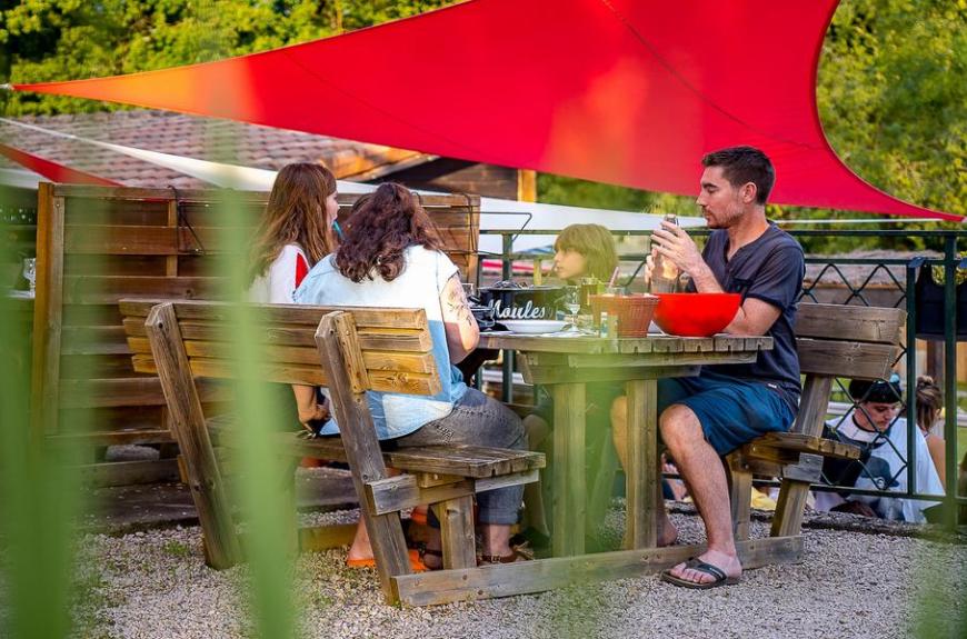 Camping Domaine du Chêne Vert_Castelnau-de-Montmiral terrasse restaurant