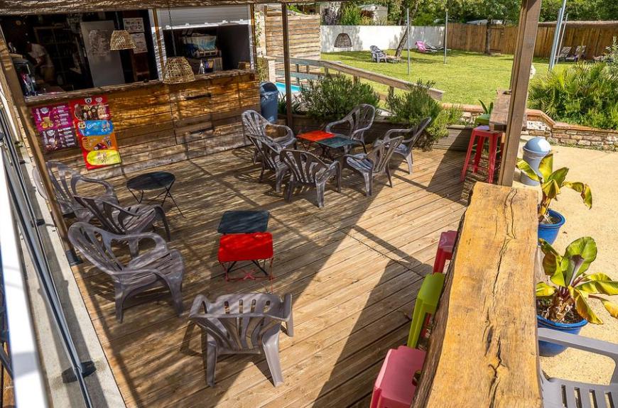 Camping Domaine du Chêne Vert_Castelnau-de-Montmiral terrasse ombragée