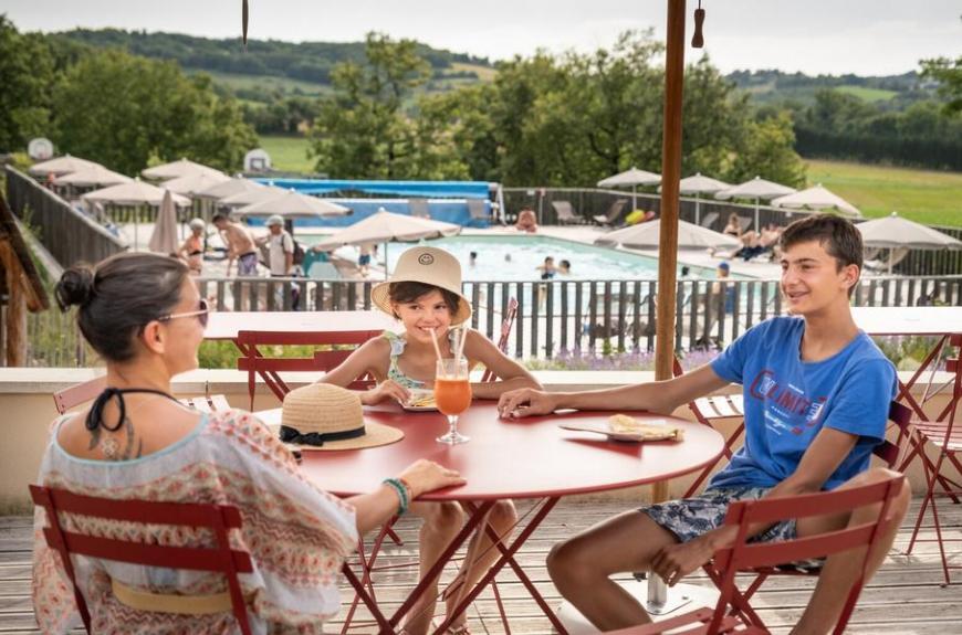 Huttopia Pays de Cordes sur Ciel_Vindrac-Alayrac terrasse bar