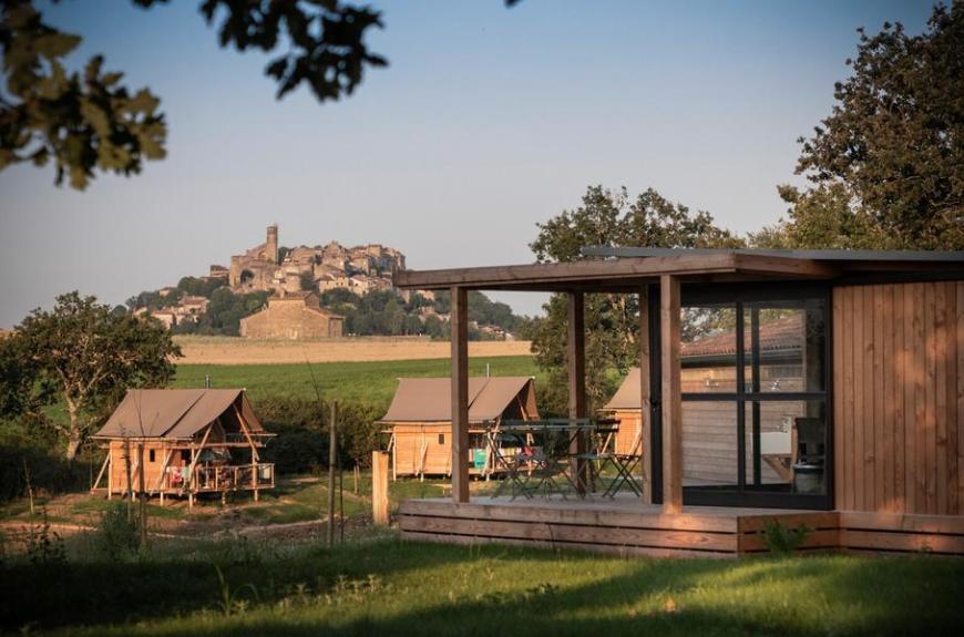 Huttopia Pays de Cordes sur Ciel_Vindrac-Alayrac chalet vue sur Cordes