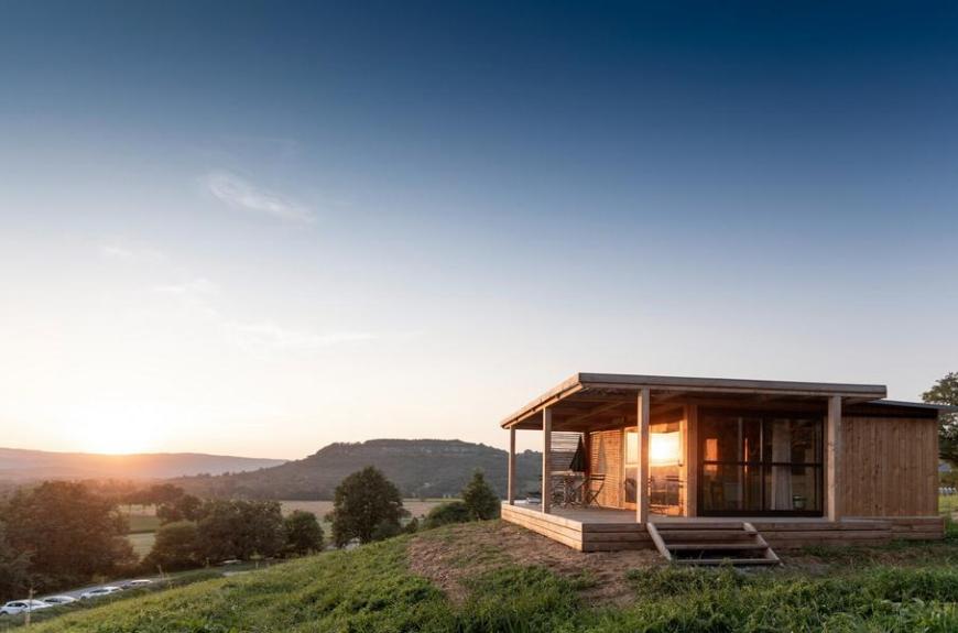 Huttopia Pays de Cordes sur Ciel_Vindrac-Alayrac coucher de soleil sur chalet bois