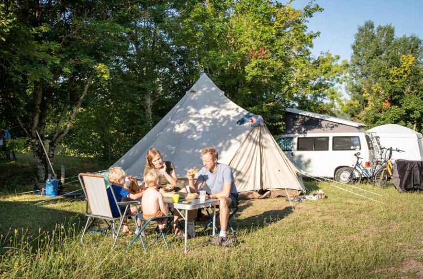 Huttopia Pays de Cordes sur Ciel_Vindrac-Alayrac famille campeurs en tente