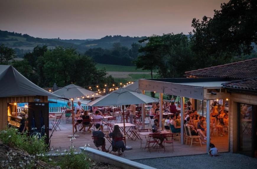 Huttopia Pays de Cordes sur Ciel_Vindrac-Alayrac terrasse version guinguette