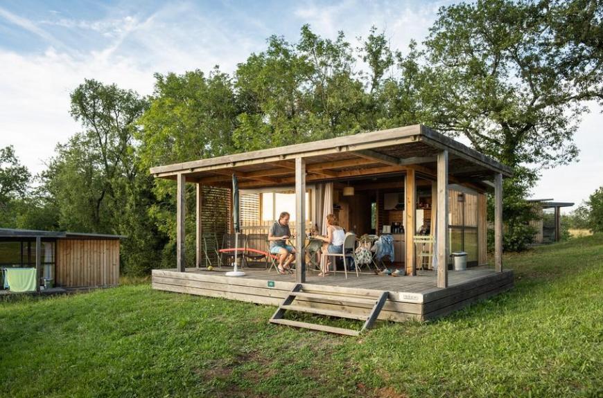 Huttopia Pays de Cordes sur Ciel_Vindrac-Alayrac chalet bois et forêt